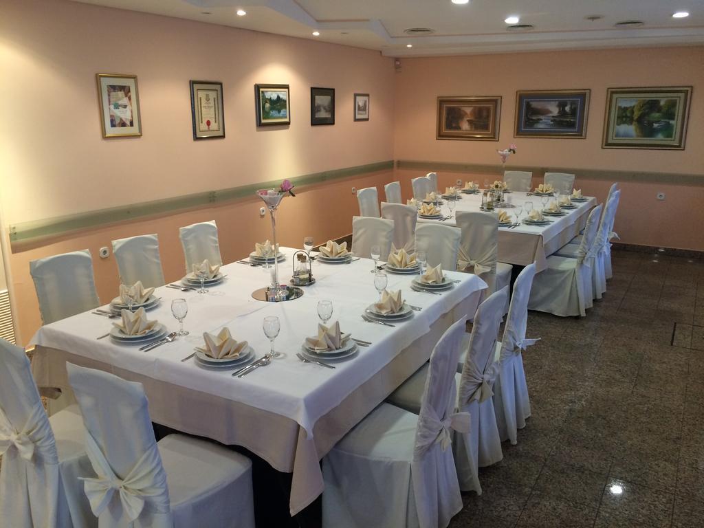 Bed And Breakfast Restaurant Dp Donji Zvecaj Exteriör bild