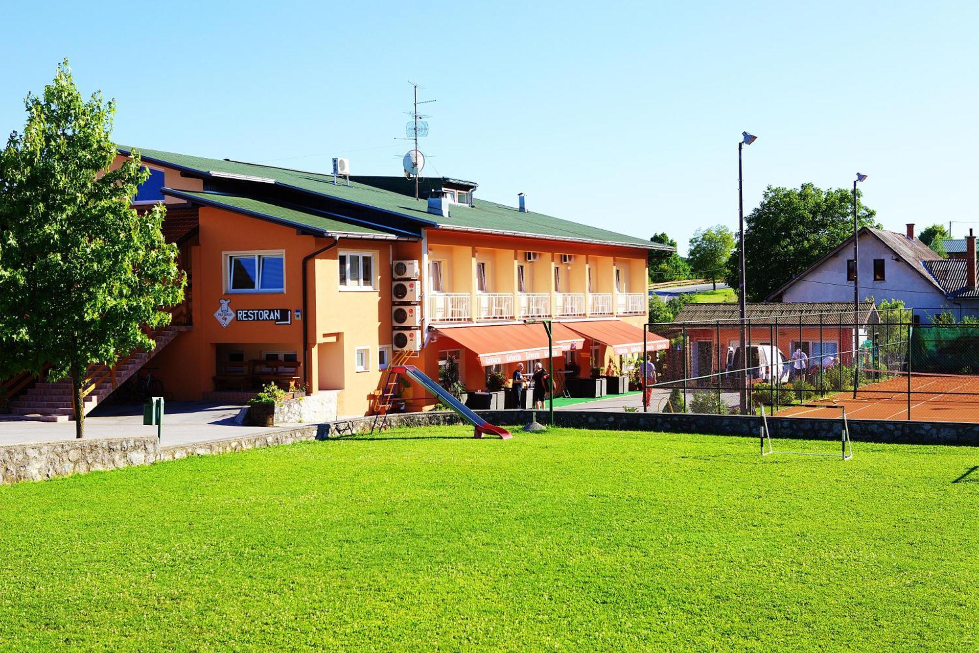 Bed And Breakfast Restaurant Dp Donji Zvecaj Exteriör bild
