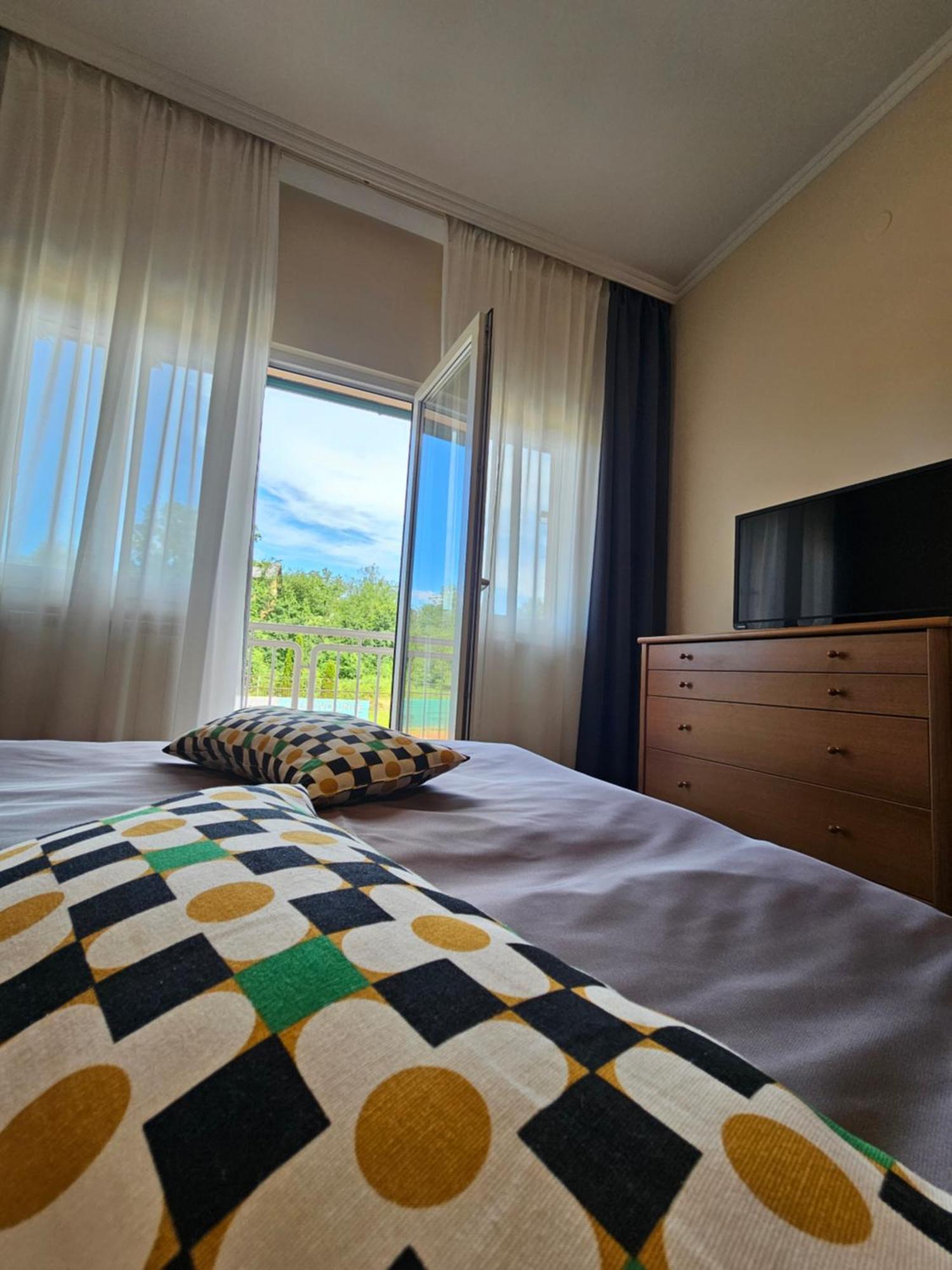 Bed And Breakfast Restaurant Dp Donji Zvecaj Rum bild