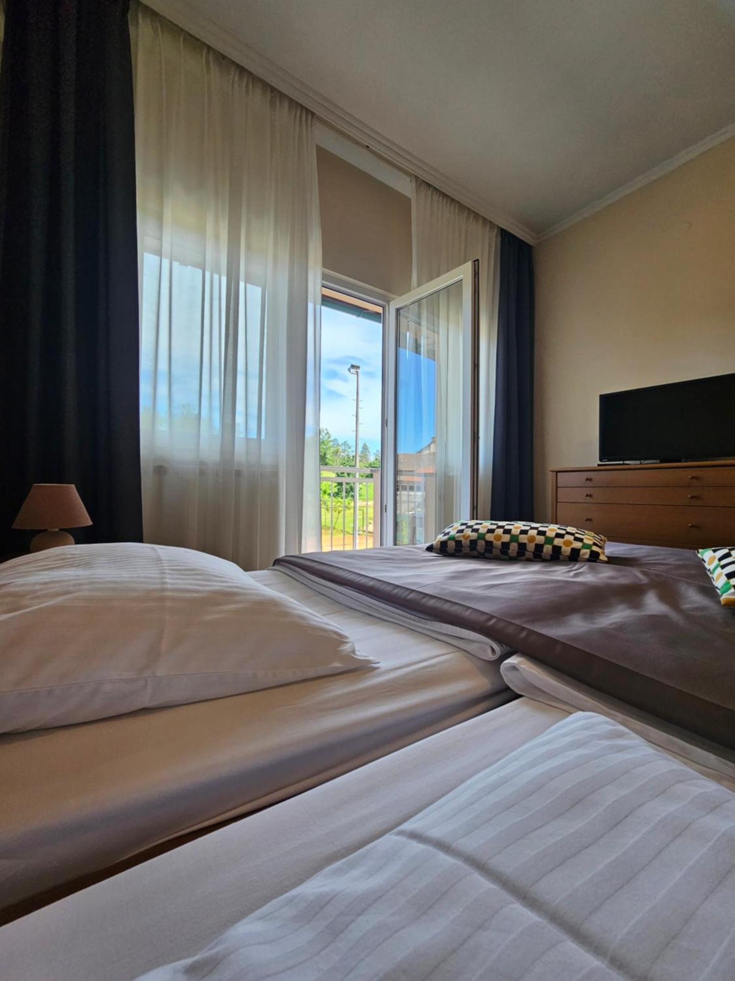 Bed And Breakfast Restaurant Dp Donji Zvecaj Exteriör bild