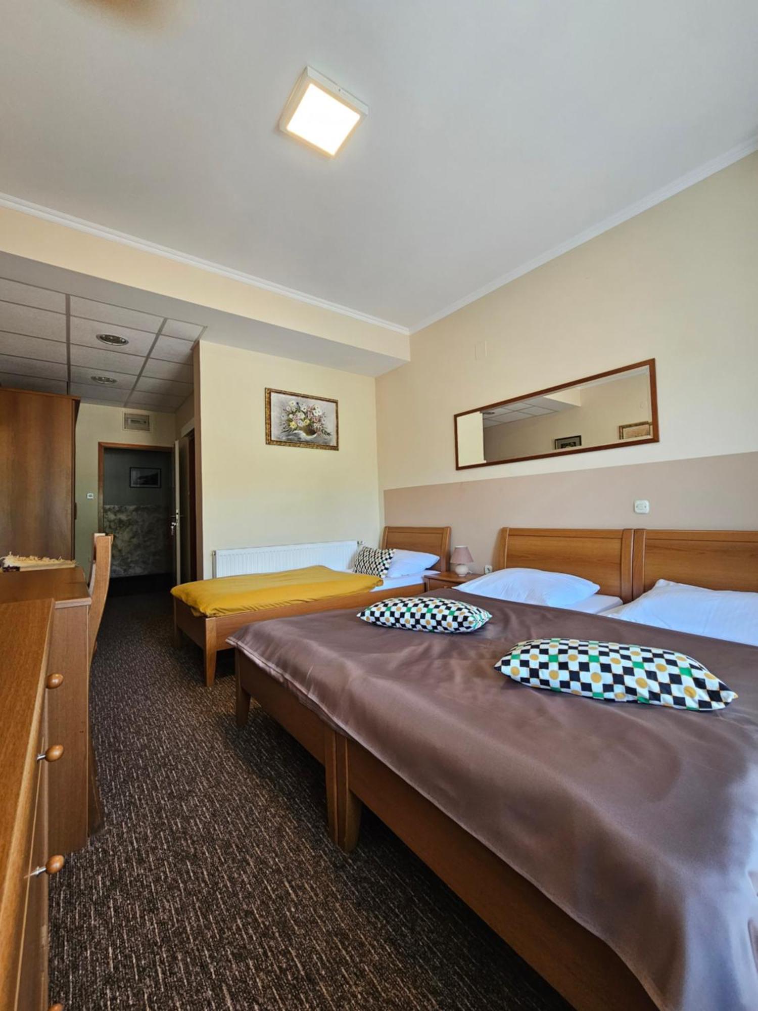 Bed And Breakfast Restaurant Dp Donji Zvecaj Rum bild